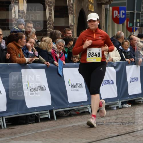 05.10.2025 - 20. swb-Marathon Bremen Strokosch-Dieckow http://msf.ph/oto/9290154 05.10.2025 11:23:24 Ziel 9840, 10724, 10731 meine-sportfotos.de