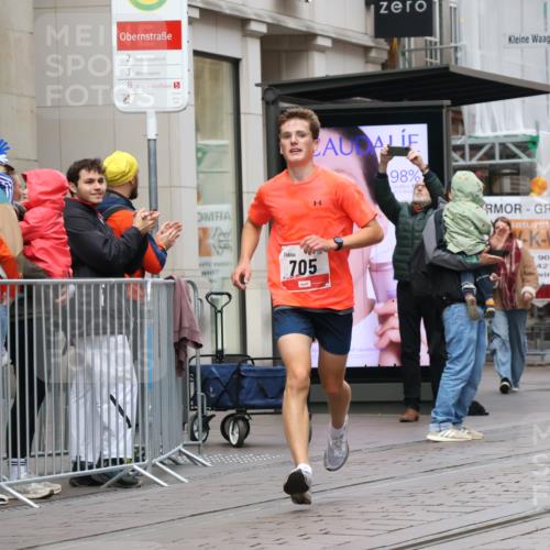 05.10.2025 - 20. swb-Marathon Bremen Strokosch-Dieckow http://msf.ph/oto/9290168 05.10.2025 12:34:44 Ziel 705, 705 meine-sportfotos.de