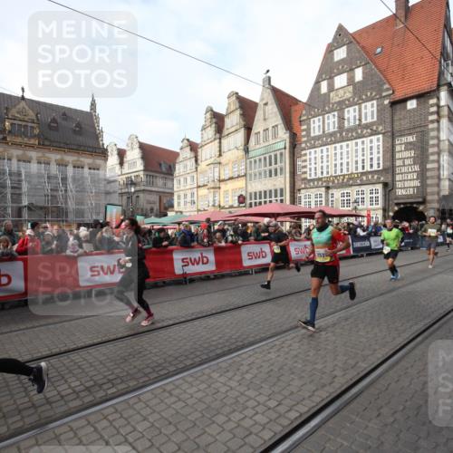 05.10.2025 - 20. swb-Marathon Bremen Yannick Fuchs http://msf.ph/oto/9290170 05.10.2025 10:48:36 Ziel 9385, 9437, 9478, 10177, 11005, 11357, 11505 meine-sportfotos.de