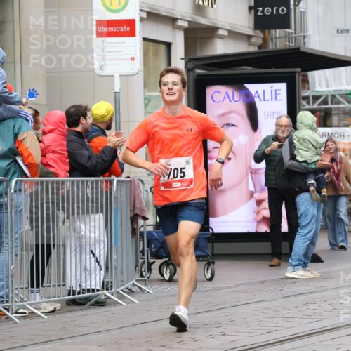 05.10.2025 - 20. swb-Marathon Bremen Strokosch-Dieckow http://msf.ph/oto/9290175 05.10.2025 12:34:44 Ziel 705, 705 meine-sportfotos.de