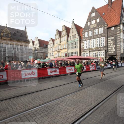 05.10.2025 - 20. swb-Marathon Bremen Yannick Fuchs http://msf.ph/oto/9290181 05.10.2025 10:48:38 Ziel 9385, 9406, 9437, 9478, 11096 meine-sportfotos.de