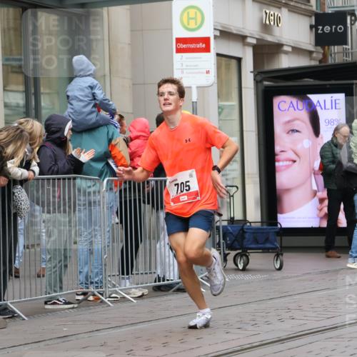 05.10.2025 - 20. swb-Marathon Bremen Strokosch-Dieckow http://msf.ph/oto/9290184 05.10.2025 12:34:45 Ziel 705, 705 meine-sportfotos.de