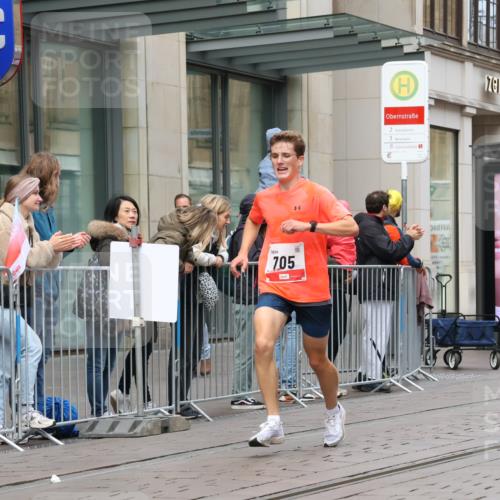 05.10.2025 - 20. swb-Marathon Bremen Strokosch-Dieckow http://msf.ph/oto/9290195 05.10.2025 12:34:45 Ziel 705, 705 meine-sportfotos.de