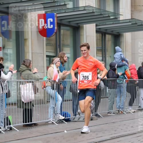05.10.2025 - 20. swb-Marathon Bremen Strokosch-Dieckow http://msf.ph/oto/9290207 05.10.2025 12:34:46 Ziel 705, 705 meine-sportfotos.de