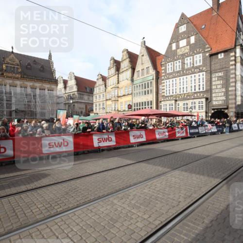 05.10.2025 - 20. swb-Marathon Bremen Yannick Fuchs http://msf.ph/oto/9290209 05.10.2025 10:48:46 Ziel 9261, 9729, 10799 meine-sportfotos.de