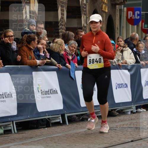 05.10.2025 - 20. swb-Marathon Bremen Strokosch-Dieckow http://msf.ph/oto/9290211 05.10.2025 11:23:24 Ziel 9840, 10724, 10731 meine-sportfotos.de