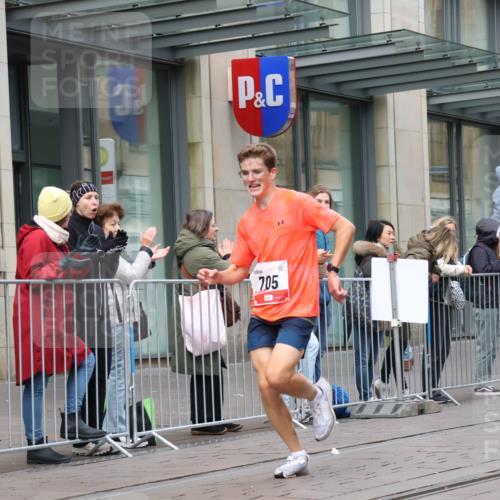 05.10.2025 - 20. swb-Marathon Bremen Strokosch-Dieckow http://msf.ph/oto/9290217 05.10.2025 12:34:46 Ziel 705, 705 meine-sportfotos.de