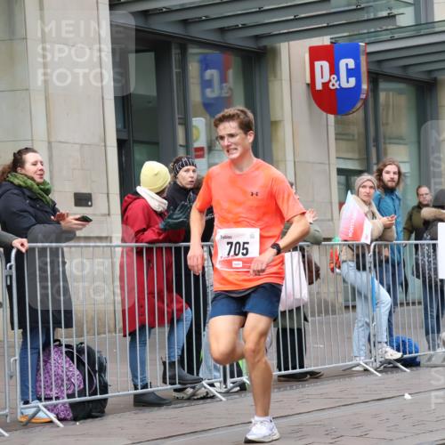 05.10.2025 - 20. swb-Marathon Bremen Strokosch-Dieckow http://msf.ph/oto/9290226 05.10.2025 12:34:46 Ziel 705, 705 meine-sportfotos.de
