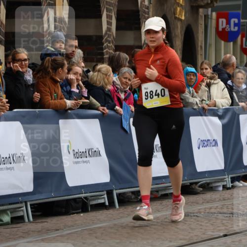 05.10.2025 - 20. swb-Marathon Bremen Strokosch-Dieckow http://msf.ph/oto/9290229 05.10.2025 11:23:24 Ziel 9840, 10724, 10731 meine-sportfotos.de