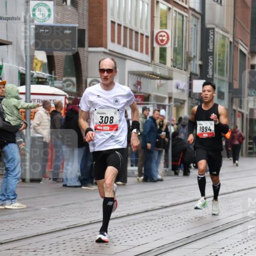 05.10.2025 - 20. swb-Marathon Bremen Strokosch-Dieckow http://msf.ph/oto/9290237 05.10.2025 12:35:09 Ziel 308, 1994, 308, 1994 meine-sportfotos.de