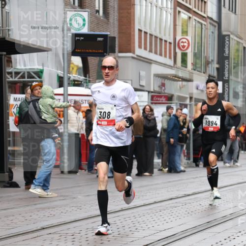 05.10.2025 - 20. swb-Marathon Bremen Strokosch-Dieckow http://msf.ph/oto/9290246 05.10.2025 12:35:10 Ziel 308, 1994, 308, 1994 meine-sportfotos.de