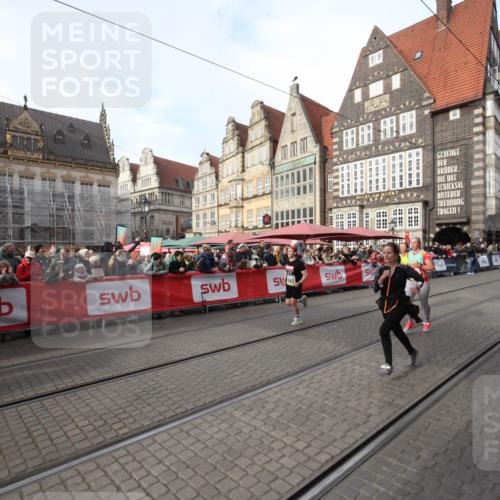 05.10.2025 - 20. swb-Marathon Bremen Yannick Fuchs http://msf.ph/oto/9290250 05.10.2025 10:49:00 Ziel 9255, 9583, 10877, 10973, 11248 meine-sportfotos.de