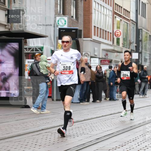 05.10.2025 - 20. swb-Marathon Bremen Strokosch-Dieckow http://msf.ph/oto/9290255 05.10.2025 12:35:10 Ziel 308, 1994, 308, 1994 meine-sportfotos.de