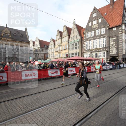 05.10.2025 - 20. swb-Marathon Bremen Yannick Fuchs http://msf.ph/oto/9290259 05.10.2025 10:49:01 Ziel 9255, 9583, 10877, 10973, 11248 meine-sportfotos.de