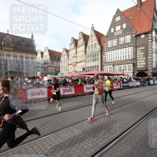05.10.2025 - 20. swb-Marathon Bremen Yannick Fuchs http://msf.ph/oto/9290265 05.10.2025 10:49:01 Ziel 9255, 9583, 10877, 10973, 11248 meine-sportfotos.de
