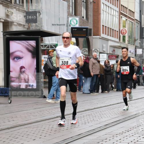 05.10.2025 - 20. swb-Marathon Bremen Strokosch-Dieckow http://msf.ph/oto/9290266 05.10.2025 12:35:10 Ziel 308, 1994, 308, 1994 meine-sportfotos.de