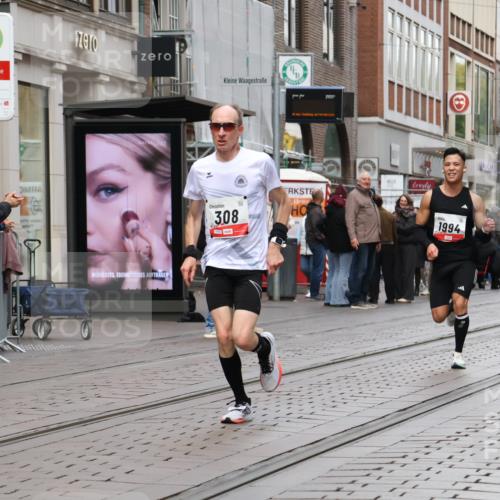 05.10.2025 - 20. swb-Marathon Bremen Strokosch-Dieckow http://msf.ph/oto/9290276 05.10.2025 12:35:11 Ziel 308, 1994, 308, 1994 meine-sportfotos.de