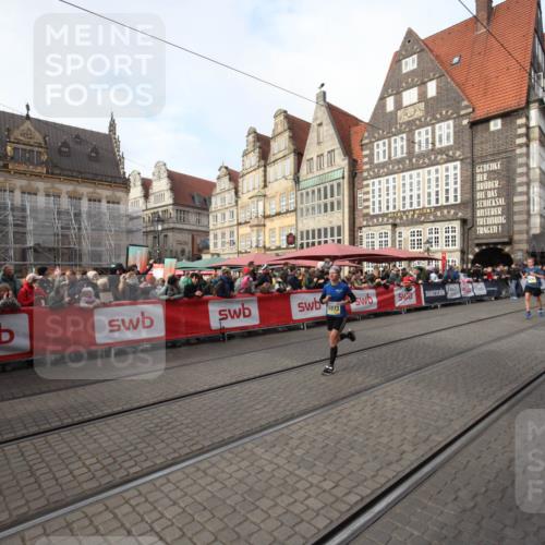 05.10.2025 - 20. swb-Marathon Bremen Yannick Fuchs http://msf.ph/oto/9290281 05.10.2025 10:49:04 Ziel 9216, 9317, 10733, 10973 meine-sportfotos.de