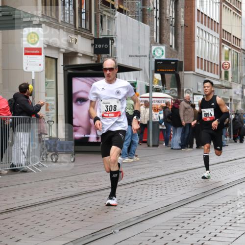 05.10.2025 - 20. swb-Marathon Bremen Strokosch-Dieckow http://msf.ph/oto/9290287 05.10.2025 12:35:11 Ziel 308, 1994, 308, 1994 meine-sportfotos.de