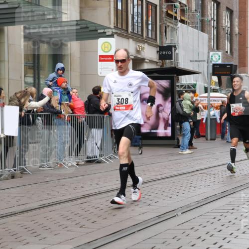 05.10.2025 - 20. swb-Marathon Bremen Strokosch-Dieckow http://msf.ph/oto/9290311 05.10.2025 12:35:11 Ziel 308, 1994, 308, 1994 meine-sportfotos.de
