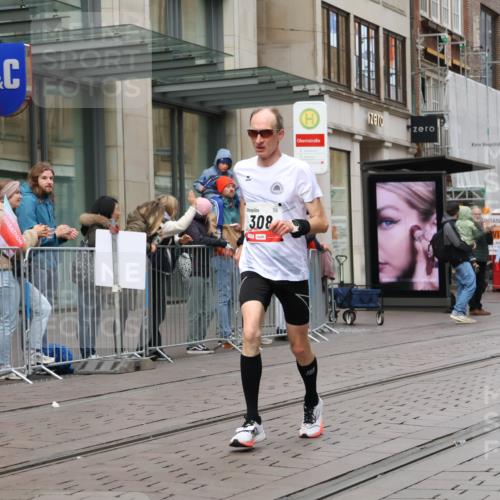 05.10.2025 - 20. swb-Marathon Bremen Strokosch-Dieckow http://msf.ph/oto/9290319 05.10.2025 12:35:12 Ziel 308, 1994, 308, 1994 meine-sportfotos.de