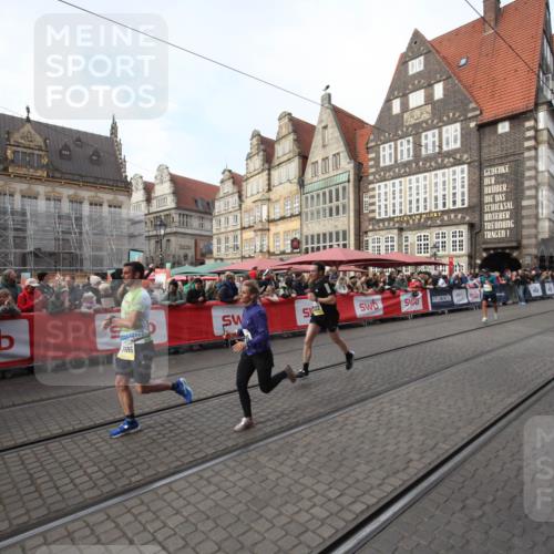 05.10.2025 - 20. swb-Marathon Bremen Yannick Fuchs http://msf.ph/oto/9290326 05.10.2025 10:49:14 Ziel 7202, 9457, 9556, 10016, 10221, 11673, 11695 meine-sportfotos.de