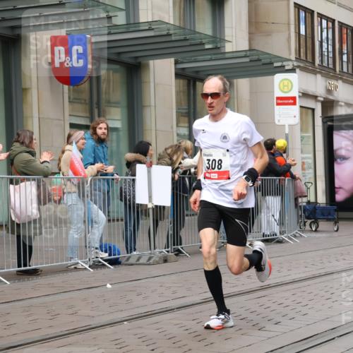 05.10.2025 - 20. swb-Marathon Bremen Strokosch-Dieckow http://msf.ph/oto/9290327 05.10.2025 12:35:12 Ziel 308, 1994, 308, 1994 meine-sportfotos.de