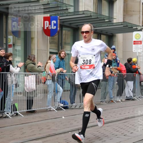 05.10.2025 - 20. swb-Marathon Bremen Strokosch-Dieckow http://msf.ph/oto/9290335 05.10.2025 12:35:12 Ziel 308, 1994, 308, 1994 meine-sportfotos.de