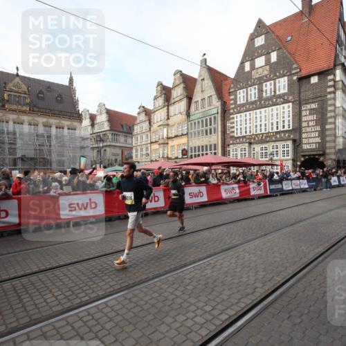 05.10.2025 - 20. swb-Marathon Bremen Yannick Fuchs http://msf.ph/oto/9290349 05.10.2025 10:49:18 Ziel 9333, 9457, 10016, 10221, 11057 meine-sportfotos.de