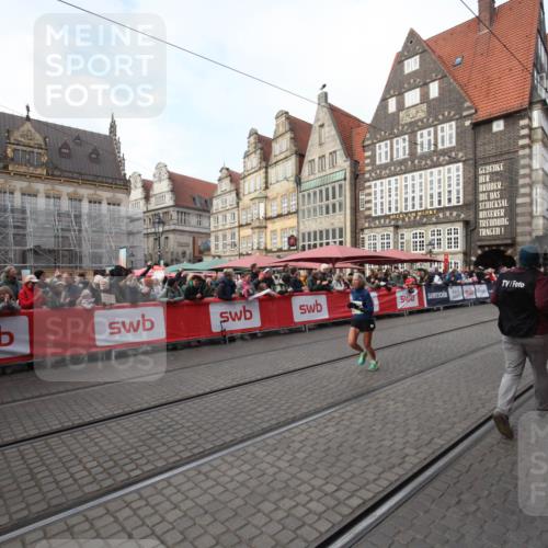 05.10.2025 - 20. swb-Marathon Bremen Yannick Fuchs http://msf.ph/oto/9290372 05.10.2025 10:49:24 Ziel 9206, 9708, 10715, 10735, 11598 meine-sportfotos.de