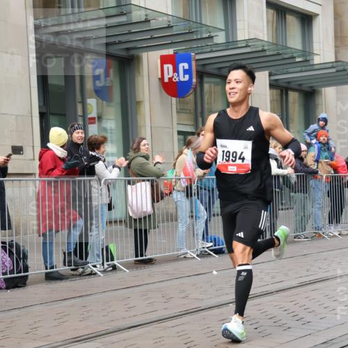 05.10.2025 - 20. swb-Marathon Bremen Strokosch-Dieckow http://msf.ph/oto/9290373 05.10.2025 12:35:14 Ziel 308, 1994, 308, 1994 meine-sportfotos.de