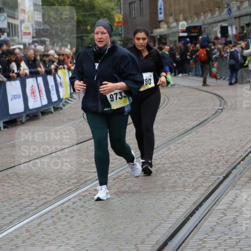 05.10.2025 - 20. swb-Marathon Bremen Strokosch-Dieckow http://msf.ph/oto/9290378 05.10.2025 11:24:14 Ziel 9733, 11190 meine-sportfotos.de