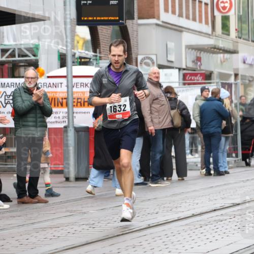 05.10.2025 - 20. swb-Marathon Bremen Strokosch-Dieckow http://msf.ph/oto/9290393 05.10.2025 12:36:16 Ziel 1632, 1632 meine-sportfotos.de