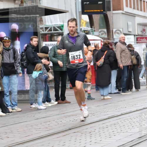 05.10.2025 - 20. swb-Marathon Bremen Strokosch-Dieckow http://msf.ph/oto/9290402 05.10.2025 12:36:17 Ziel 1632, 1632 meine-sportfotos.de