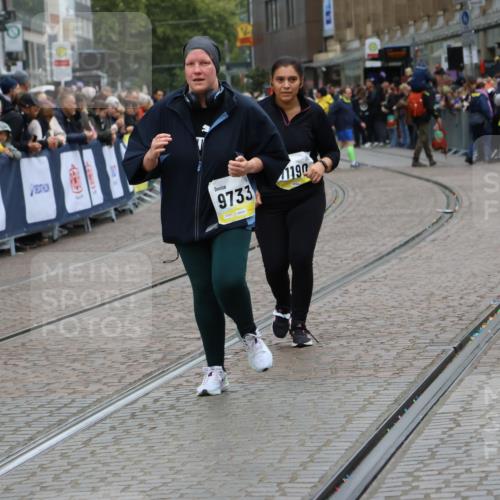 05.10.2025 - 20. swb-Marathon Bremen Strokosch-Dieckow http://msf.ph/oto/9290415 05.10.2025 11:24:14 Ziel 9733, 11190 meine-sportfotos.de