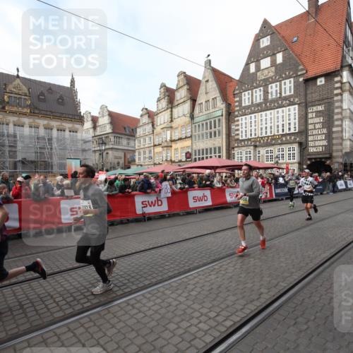 05.10.2025 - 20. swb-Marathon Bremen Yannick Fuchs http://msf.ph/oto/9290424 05.10.2025 10:49:32 Ziel 9233, 9555, 10118, 10381, 10673, 11487 meine-sportfotos.de