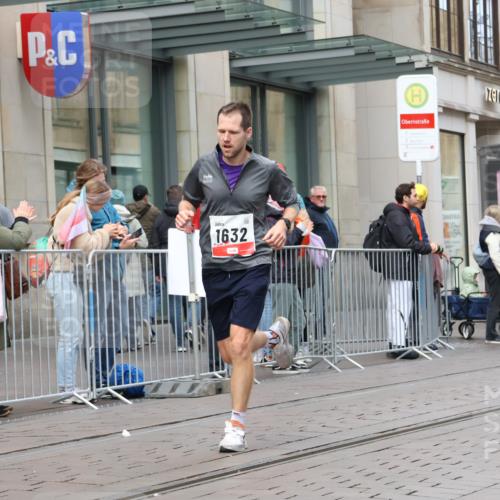 05.10.2025 - 20. swb-Marathon Bremen Strokosch-Dieckow http://msf.ph/oto/9290442 05.10.2025 12:36:20 Ziel 1632, 1632 meine-sportfotos.de