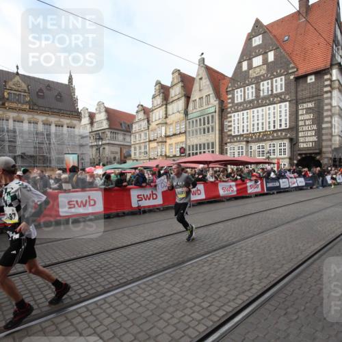 05.10.2025 - 20. swb-Marathon Bremen Yannick Fuchs http://msf.ph/oto/9290447 05.10.2025 10:49:34 Ziel 9233, 9626, 9627, 10381, 10888, 11487, 11579 meine-sportfotos.de