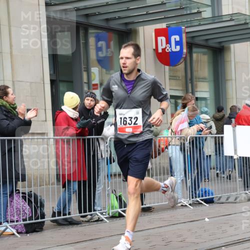 05.10.2025 - 20. swb-Marathon Bremen Strokosch-Dieckow http://msf.ph/oto/9290459 05.10.2025 12:36:20 Ziel 1632, 1632 meine-sportfotos.de
