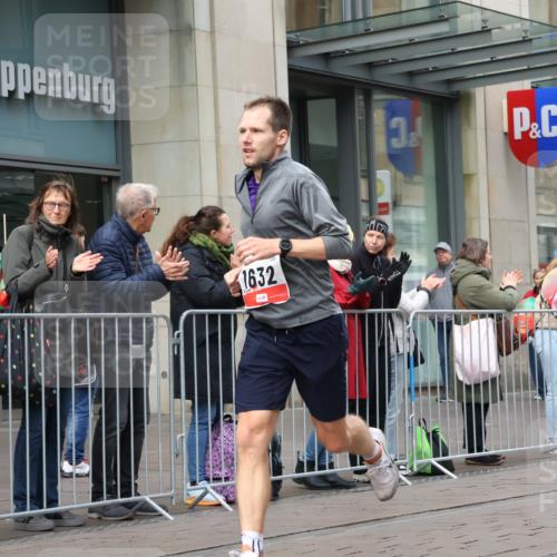 05.10.2025 - 20. swb-Marathon Bremen Strokosch-Dieckow http://msf.ph/oto/9290469 05.10.2025 12:36:21 Ziel 1632, 1632 meine-sportfotos.de
