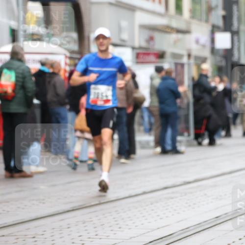 05.10.2025 - 20. swb-Marathon Bremen Strokosch-Dieckow http://msf.ph/oto/9290476 05.10.2025 12:36:39 Ziel 909, 1954, 909, 1954 meine-sportfotos.de