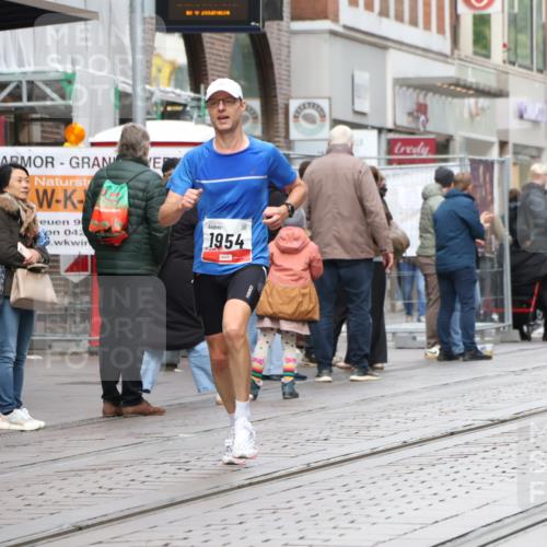 05.10.2025 - 20. swb-Marathon Bremen Strokosch-Dieckow http://msf.ph/oto/9290488 05.10.2025 12:36:40 Ziel 909, 1954, 909, 1954 meine-sportfotos.de
