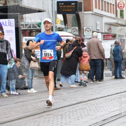 05.10.2025 - 20. swb-Marathon Bremen Strokosch-Dieckow http://msf.ph/oto/9290499 05.10.2025 12:36:40 Ziel 909, 1954, 909, 1954 meine-sportfotos.de