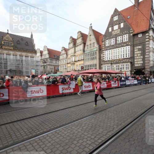 05.10.2025 - 20. swb-Marathon Bremen Yannick Fuchs http://msf.ph/oto/9290500 05.10.2025 10:49:50 Ziel 9218, 9452, 10781 meine-sportfotos.de