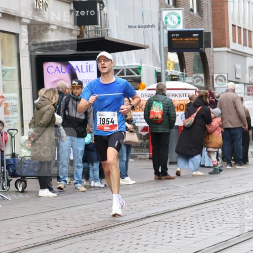 05.10.2025 - 20. swb-Marathon Bremen Strokosch-Dieckow http://msf.ph/oto/9290508 05.10.2025 12:36:41 Ziel 909, 1954, 909, 1954 meine-sportfotos.de