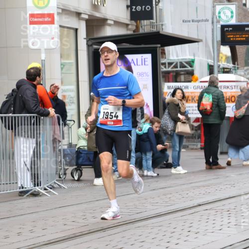 05.10.2025 - 20. swb-Marathon Bremen Strokosch-Dieckow http://msf.ph/oto/9290517 05.10.2025 12:36:41 Ziel 909, 1954, 909, 1954 meine-sportfotos.de