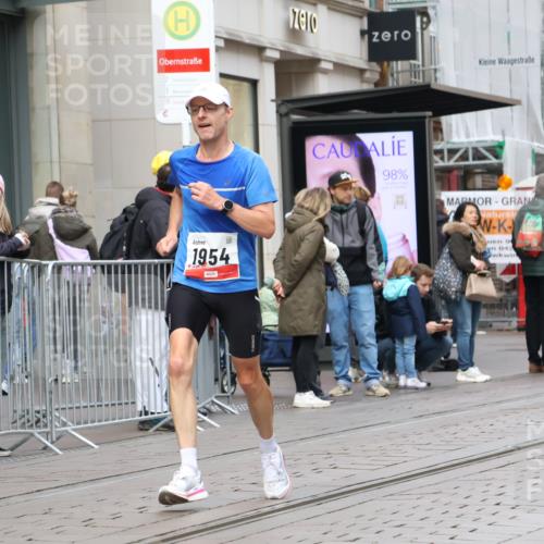 05.10.2025 - 20. swb-Marathon Bremen Strokosch-Dieckow http://msf.ph/oto/9290527 05.10.2025 12:36:42 Ziel 909, 953, 1954, 909, 953, 1954 meine-sportfotos.de