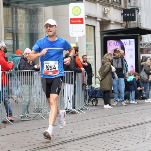 05.10.2025 - 20. swb-Marathon Bremen Strokosch-Dieckow http://msf.ph/oto/9290537 05.10.2025 12:36:42 Ziel 909, 953, 1954, 909, 953, 1954 meine-sportfotos.de