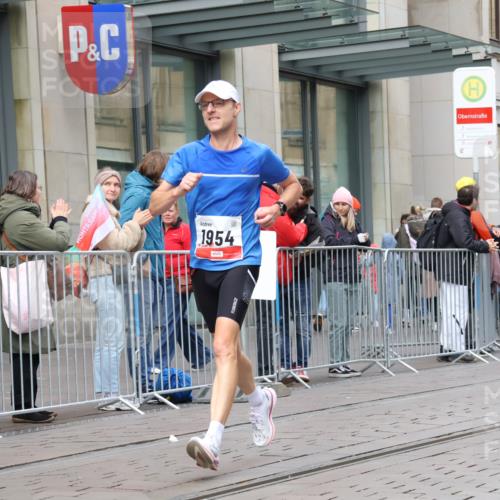05.10.2025 - 20. swb-Marathon Bremen Strokosch-Dieckow http://msf.ph/oto/9290546 05.10.2025 12:36:43 Ziel 909, 953, 1954, 909, 953, 1954 meine-sportfotos.de