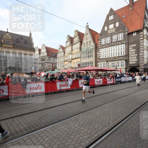 05.10.2025 - 20. swb-Marathon Bremen Yannick Fuchs http://msf.ph/oto/9290554 05.10.2025 10:50:03 Ziel 9676, 9693, 9803, 10543, 10868, 10946, 11642 meine-sportfotos.de